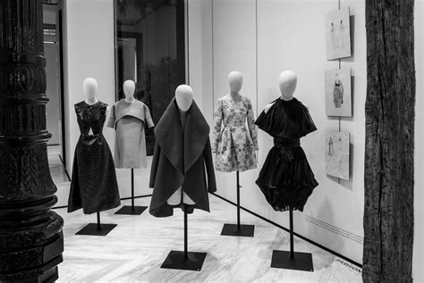  Passion & Precision: Decoding the Masterful World of Cristóbal Balenciaga